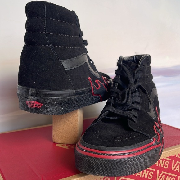 Vans Men’s Sk8-Hi Flame
Suede Black/Red
VN0005UJY09
Sneakers - Picture 8 of 16